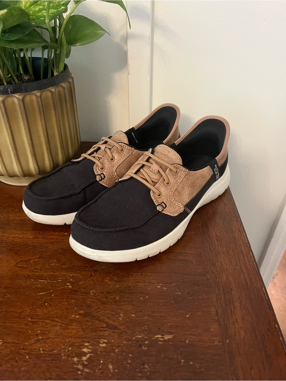 Skechers hands free slip in Two-Tone Black and Tan Women’s Boat Shoes size 8